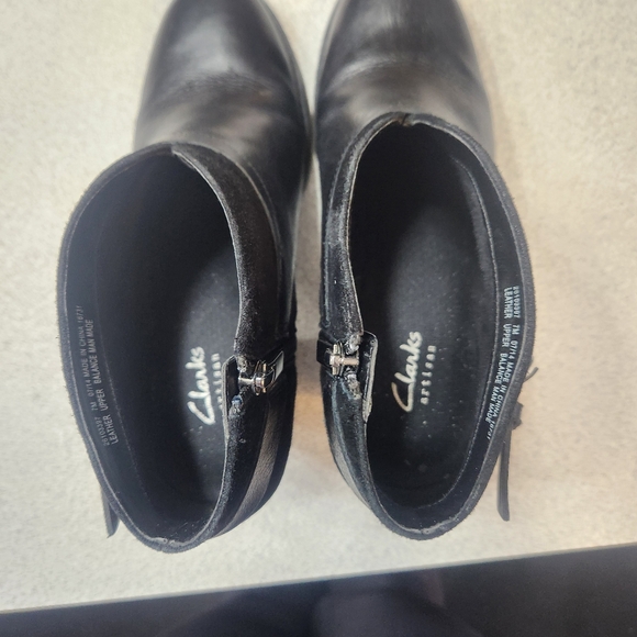 CLARKS Black Leather and Suede Ankle Boots with heel size 7M fall fashion comfy - Picture 5 of 8